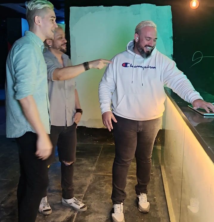 ZavooNft's tweet photo. Falta poco tiempo para que puedas descubrir todo lo que nuestro proyecto tiene para mostrarte en un cómodo, renovado y por sobre todo innovador espacio.
#zavoo #zavooclubvln  #party #fiesta #disco #music #night #dj #djs #amigos #musica #baile #dance #reggaeton #bar #vip #latinos https://t.co/2xpChH9b1e