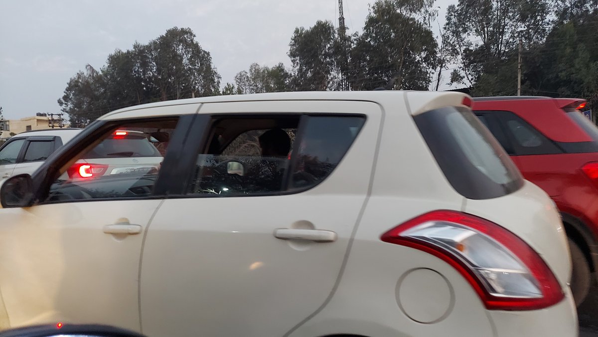 akg_2878's tweet photo. It's truly sad to see people behaving rashly once behind the wheels on the road. I myself was a victim of "Hit &amp; Run" incident on 1st Jan'23 ~5:30 PM. (Madhuban Chowk underpass by DL4CAS5813)

@dtptraffic
@NorthwestDcp 
@USHA_RANGNANI madam

Regards,
Abhishek
CIO, DishTV https://t.co/lan2xyZwZN