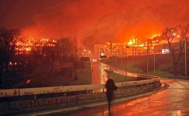 RT @Trollstoy88: Burning Belgrade after a NATO airstrike.
Federal Republic of Yugoslavia, 1999.
Exhibition https://t.co/gPvv3aVnJz