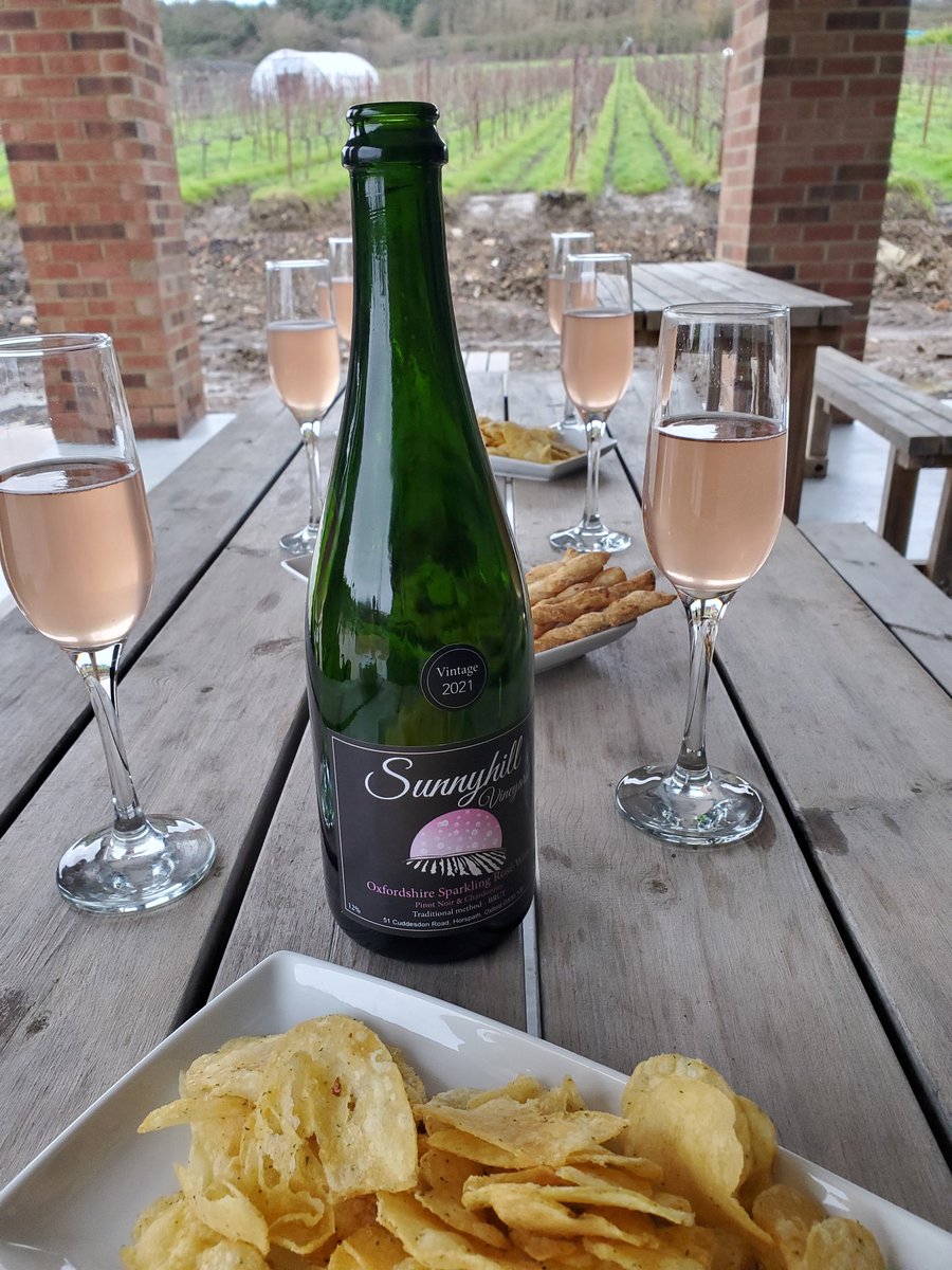 English sparking on a rainy Oxford morning @ the fab and family-friendly Sunnyhill Vineyard. 🥂