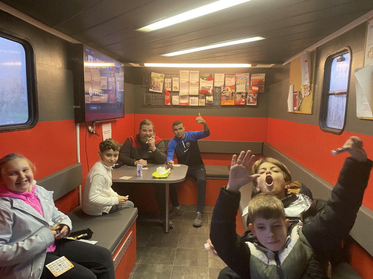 JW_Zuid_Issam's tweet photo. Vandaag weer op #Neuweg met de @Buurtbus_035 geweest. Gezellig bingo gespeeld met de jeugd en hapje gegeten. Goeie begin van 2023 samen met de jeugd. #jongerenwerk #2023NewYear @VersaWelzijn https://t.co/cOEyZcV1Vb