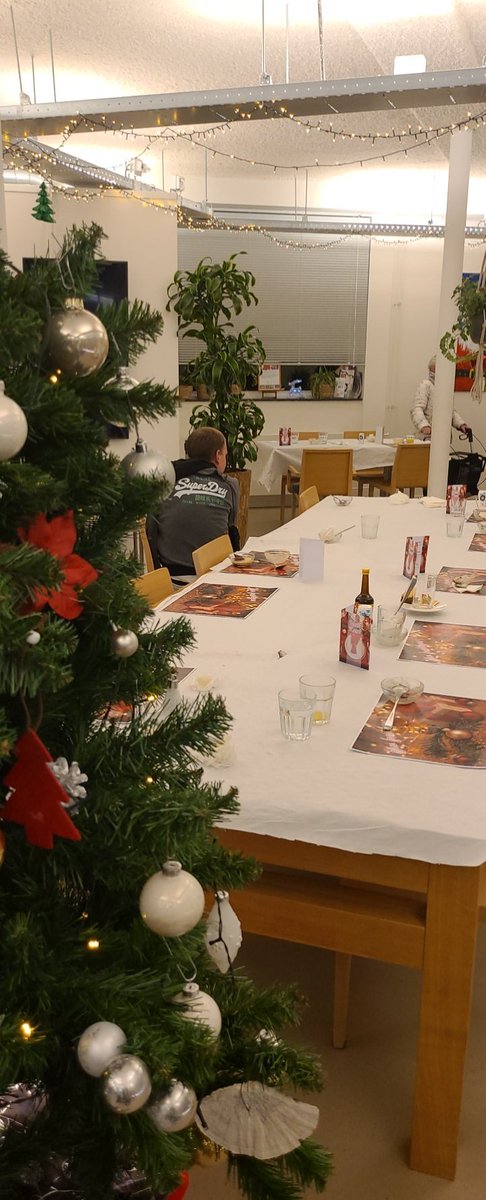 AminiMielad's tweet photo. Dinsdag 20 december was ik gaan kijken bij Robin Food. Een organisatie dat gratis maaltijden organiseert voor mensen die dat nodig hebben. Lees nu mijn ervaring: 
https://t.co/np4zhIcbWB
#nieuwegein #robinfood #nieuws #samenleving #organisatie #eten #kerst #gratismaaltijd https://t.co/YQmvZLhKx8