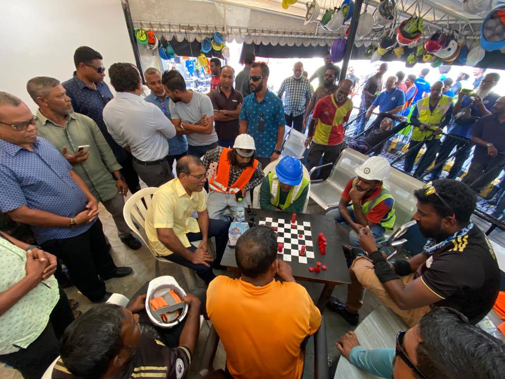 evattey's tweet photo. އަލުން އަނބުރާ #MDP  އޭ ހީވާން ފަށައިފި. 💛

ރައީސް ނަޝީދާއެކު މިއަދު:

- ހެނދުނު: މާލޭގައި  ދޮރުންދޮރަށް
- މެންދުރު : އެމްޕީއެލް  ސަރަހައްދުގައި  މަސައްކަތްތެރިންނާއެކު
- ހަވީރު: އަލުން  އ��ނބުރާ  ދޮރުން  ދޮރަށް
- ރޭގަނޑު: ބޮނޑިބަތް  ޕާރކް  ޖަލްސާ

#Anni2023 #FikureggeDhirun https://t.co/0xCpf0wu30