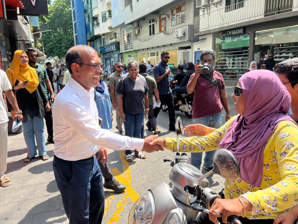 evattey's tweet photo. އަލުން އަނބުރާ #MDP  އޭ ހީވާން ފަށައިފި. 💛

ރައީސް ނަޝީދާއެކު މިއަދު:

- ހެނދުނު: މާލޭގައި  ދޮރުންދޮރަށް
- މެންދުރު : އެމްޕީއެލް  ސަރަހައްދުގައި  މަސައްކަތްތެރިންނާއެކު
- ހަވީރު: އަލުން  އ��ނބުރާ  ދޮރުން  ދޮރަށް
- ރޭގަނޑު: ބޮނޑިބަތް  ޕާރކް  ޖަލްސާ

#Anni2023 #FikureggeDhirun https://t.co/0xCpf0wu30