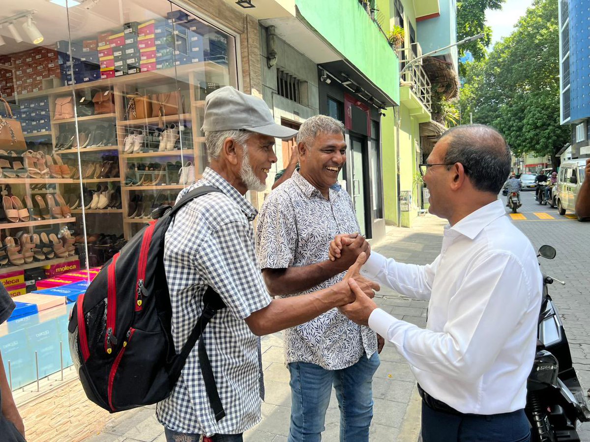 evattey's tweet photo. އަލުން އަނބުރާ #MDP  އޭ ހީވާން ފަށައިފި. 💛

ރައީސް ނަޝީދާއެކު މިއަދު:

- ހެނދުނު: މާލޭގައި  ދޮރުންދޮރަށް
- މެންދުރު : އެމްޕީއެލް  ސަރަހައްދުގައި  މަސައްކަތްތެރިންނާއެކު
- ހަވީރު: އަލުން  އ��ނބުރާ  ދޮރުން  ދޮރަށް
- ރޭގަނޑު: ބޮނޑިބަތް  ޕާރކް  ޖަލްސާ

#Anni2023 #FikureggeDhirun https://t.co/0xCpf0wu30