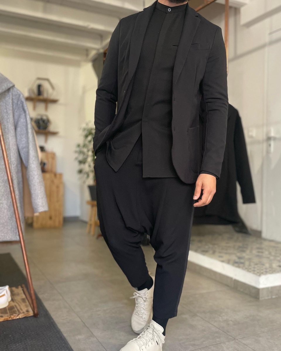 EMIR_STORE's tweet photo. ℹ️ Savez-vous ce qu'est le Layering ?
En termes de mode le layering c'est la superposition de plusieurs couches de vêtements visibles.
👌🏽Pour cette semaine nous vous avons préparé 4 façons simple de faire du Layering. Tenez-vous prêts à épater sobrement votre entourage 😎
#Bye23 https://t.co/2CHUlFtPDC
