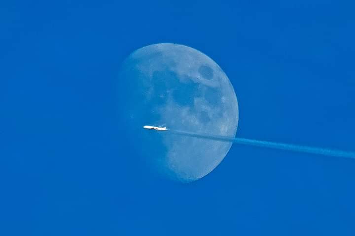 ArnieSwartzPoop's tweet image. Taken from believe it or not Booths Cafe, just sat down, noticed the flight path of the air liner was heading in the right direction, one of those right place right time.