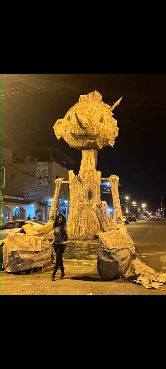 JuanEspinar1's tweet photo. Mira @RealGDT, tu Pinocho de casi 8 metros que se hizo en Guayaquil, en una tradición de quema de años viejos que tenemos en Ecuador. Lo realizó Danny Narváez Paz, quien tiene una maestría en Estudios de Arte. Un homenaje a tu trabajo y tu cine entrañable! https://t.co/XdlqmzCXk5