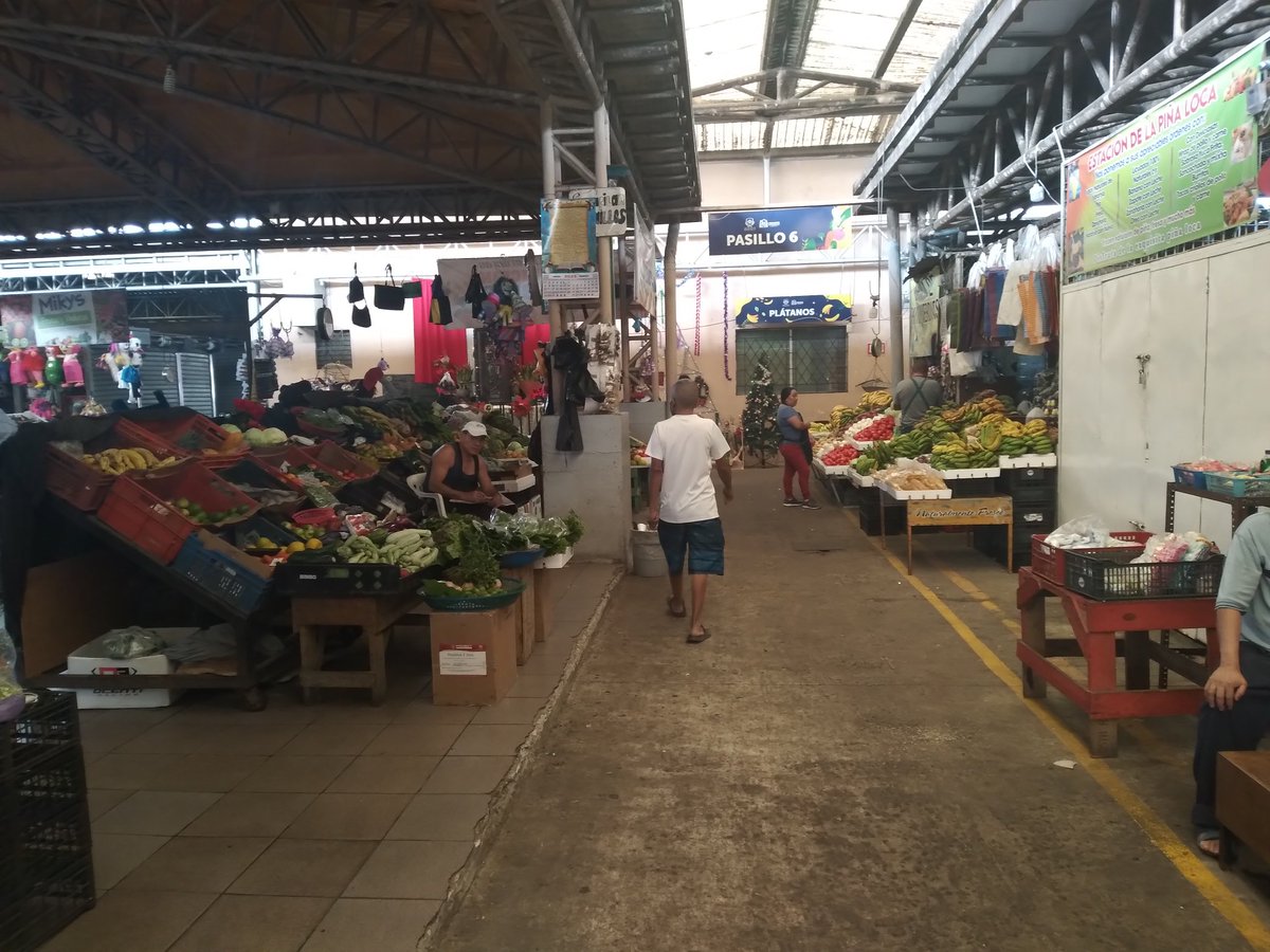 Mercado Dueñas presenta este lunes 2 de enero 2023 un moderado movimiento comercial en las areas de frutas y verduras podemos decir que los puestos de venta suman un 50 por ciento abierto al publico <a href="/radioyskl/">Radio YSKL 📻 💻 📲</a>