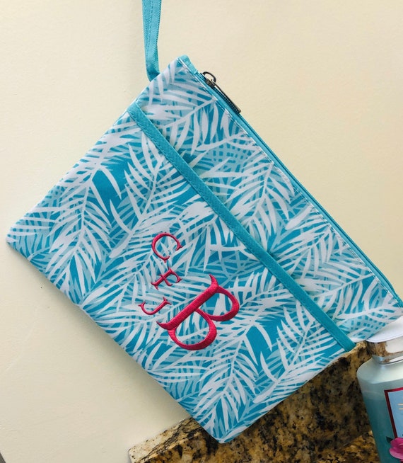 Kaileysmonogram's tweet image. Poolside Palm Make Up Wristlet Cosmetic Bag etsy.me/3hSXKaa #gifts #monogrammedbags #bestfriendgift #largecosmeticbag @etsymktgtool