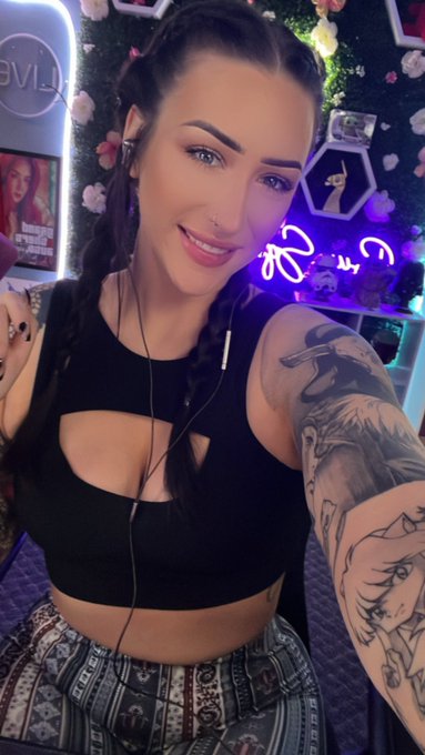 I&rsquo;m live!!! https://t.co/mtkmu4F6py