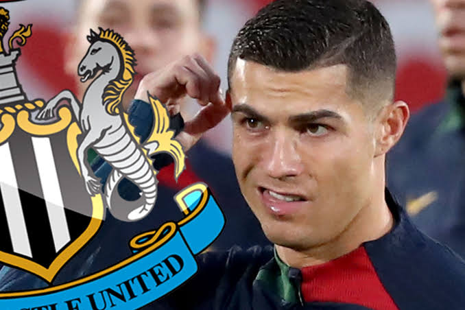 ArobaseGiovanny's tweet photo. Il y aurait une clause dans le contrat de Cristiano Ronaldo qui pourrait lui permettre de jouer la Ligue des Champions la saison prochaine.

Si Newcastle se qualifie, le club appartient aux propriétaires d'Al Nassr

(MARCA) https://t.co/rdtHkOMWdG