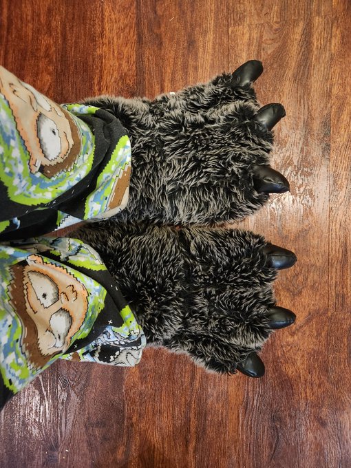 Monster feet lol https://t.co/zm2Oat7X1y<a href="/tag/feet"class="tags"><span>#feet</span></a><a href="/tag/dirtyfeet"class="tags"><span>#dirtyfeet</span></a><a href="/tag/pedalpumping"class="tags"><span>#pedalpumping</span></a><a href="/tag/pedalpushing"class="tags"><span>#pedalpushing</span></a><a href="/tag/bigfeet"class="tags"><span>#bigfeet</span></a>