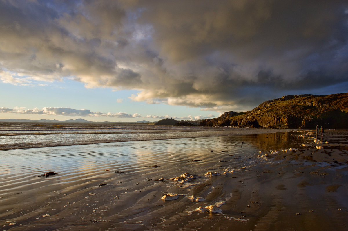 SarahWoods66's tweet image. Beautiful light on Morfa Bychan beach this afternoon #Porthmadog