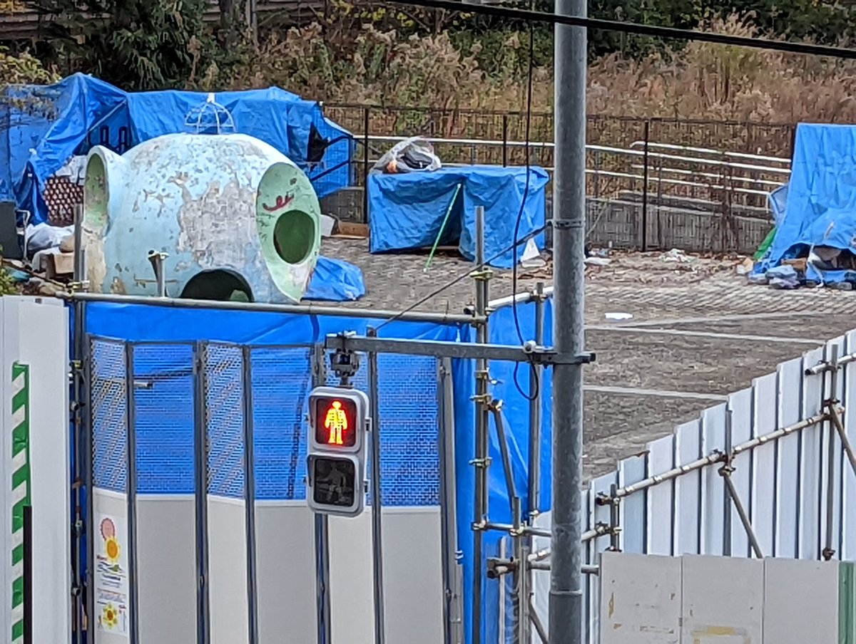 完全に封鎖された美竹公園。

野宿者を追い出し、寒空に放り出す、渋谷区行政（長谷部健区長）による人権犯罪の犯行現場。
#Anonymous
#美竹公園再開発 
#神宮通公園強制排除
#OpSafeWinter