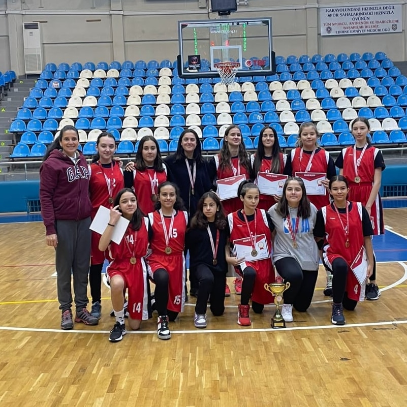 Edirne Gençlik ve Spor İl Müdürlüğü tarafından Okul Sporları kapsamında düzenlenen Yıldız Kız Basketbol Turnuvasında Yıldız Kız Basketbol 🏀 Takımımız İl Birincisi 🥇 olmuştur.
Sporcularımızı ve öğretmenimizi tebrik eder, başarılarının devamını dileriz. 👏🏻👏🏻