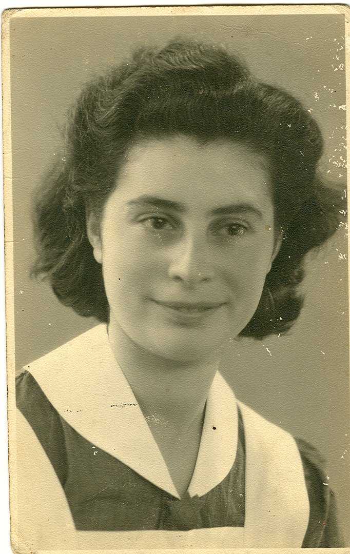 2 January 1924 | A Dutch Jewish woman, Marie de Vries was born in Amsterdam. A nurse. She worked in a Jewish mental hospital in Apeldoorn. She was deported with the patients to #Auschwitz on 22 January 1943. She did not survive.