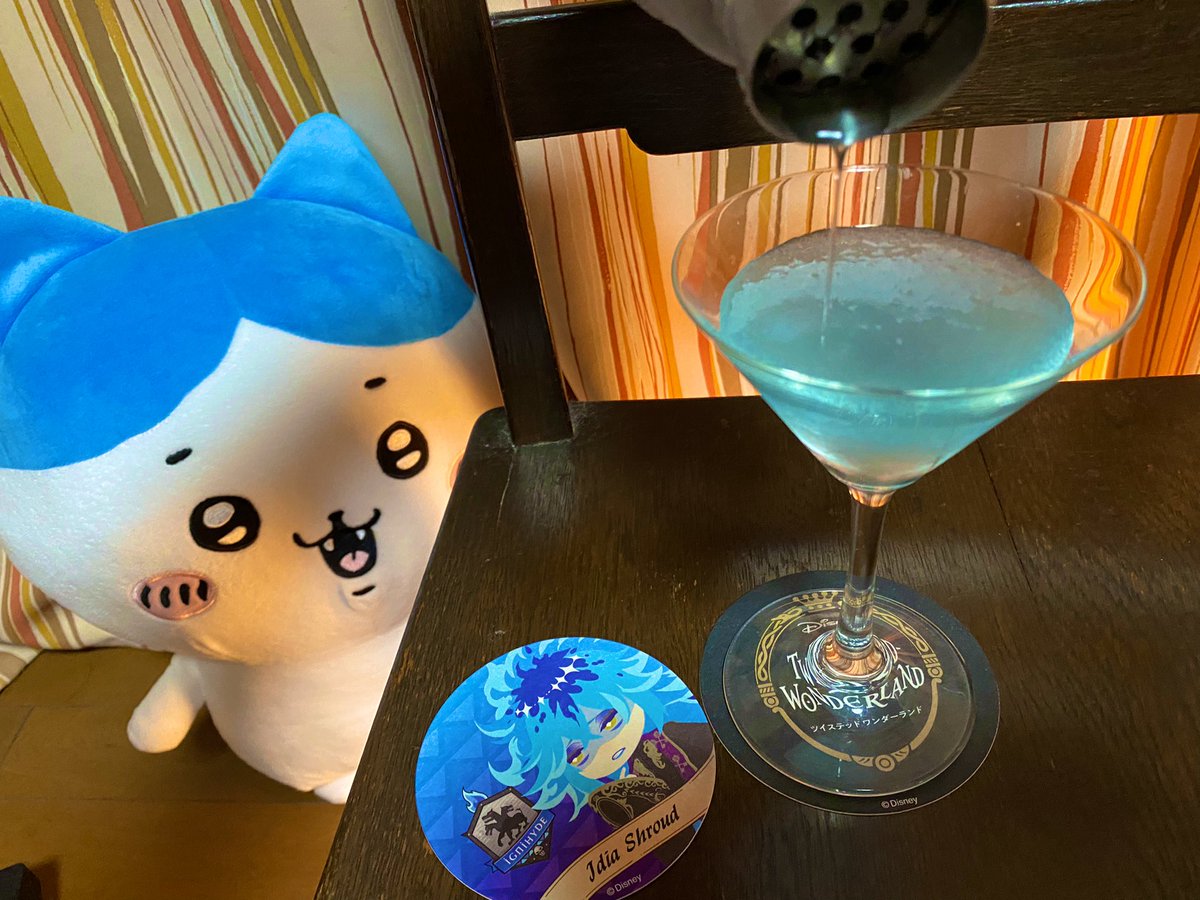 satoemon2020's tweet photo. 今夜のお酒タイムはツイステのイデア氏をイメージしてガリガリ君ソーダ味とジンをシェイクしたカクテル🤗🍸

夜のおやつタイムも兼ねて今から刀剣乱舞を観ようと思ってますが〜

この続六巻のジャケット、いつ見てもめちゃ尊くて昇天しちゃいます😇(小狐パパと三日月ママに見守られる蛍丸くんな感じでw https://t.co/KYXvBdJWhJ
