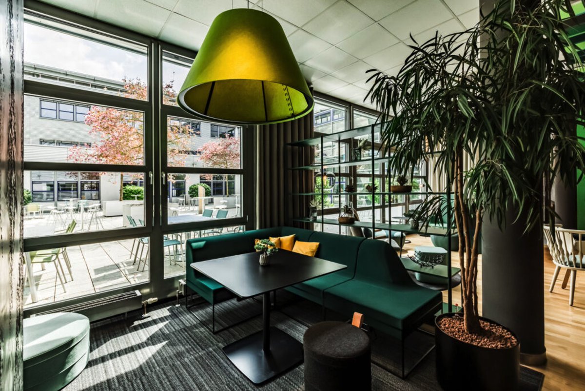 Work café with a difference: At the end of the year, the experts from Office4you conjured up a meeting place for sustainable work for the tech company Avnet. Find out how: bit.ly/3IgGUCq

#officeinspiration #workcafe #newwork #modernoffice #avnet #tech #software