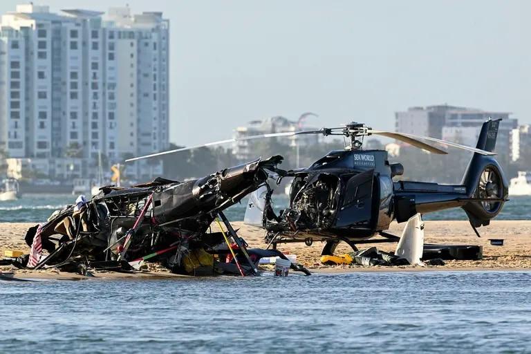 LANACION's tweet photo. Chocaron dos helicópteros y uno cayó sobre una playa con turistas en Australia: cuatro muertos https://t.co/dRMuA9Y6kE https://t.co/7lAst24fTn