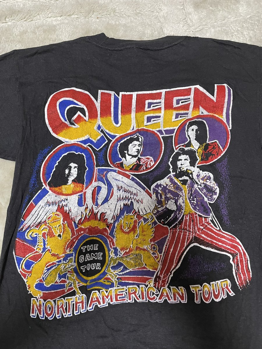 ヴィンテージ、Queen
Tシャツです！
この配色がたまらなくカッコイイー！
#Queen
#bandtshirt
#stadiumjacket
#ELPRIMERO
#Americantour82
#TartOptical 
#thriftedclothes
#thrifting
#Sukajan
#vintage
#古着