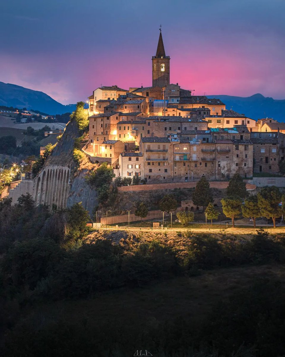 MarcheTourismEN's tweet photo. 🏰 Ever been to #Castignano?
This charming and mysterious village in Le #Marche is known as the home of the Knights Templars.
In the Middle Ages, Castignano was a key point of transit to one of the most important consular roads to Rome.
@armilleimaurizio (IG) https://t.co/IO3kwwf7TL