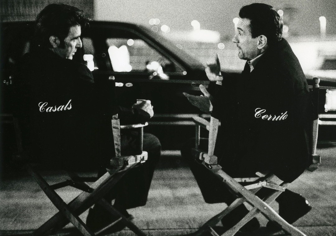 FilmPhonic's tweet photo. #BehindTheScenes: Commandeering co-star chairs. Al Pacino and Robert De Niro consulting between takes on location for 1995's 'Heat'. https://t.co/LYNGa9pFff