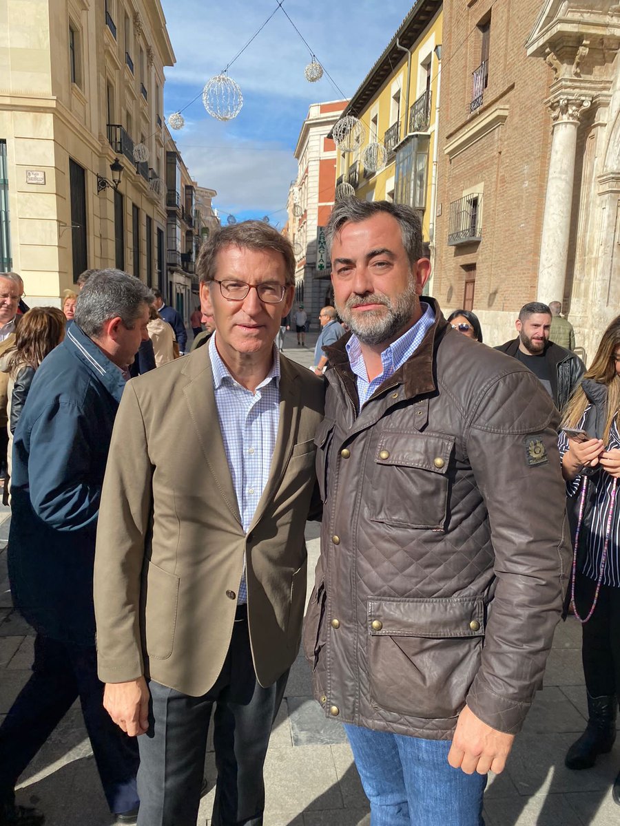 Se llama Jaime Celada y es concejal y portavoz del PP en Cabanillas del Campo (Guadalajara). Ha sido grabado cantando el Cara al Sol y haciendo el saludo fascista. La "renovación" de Feijóo.