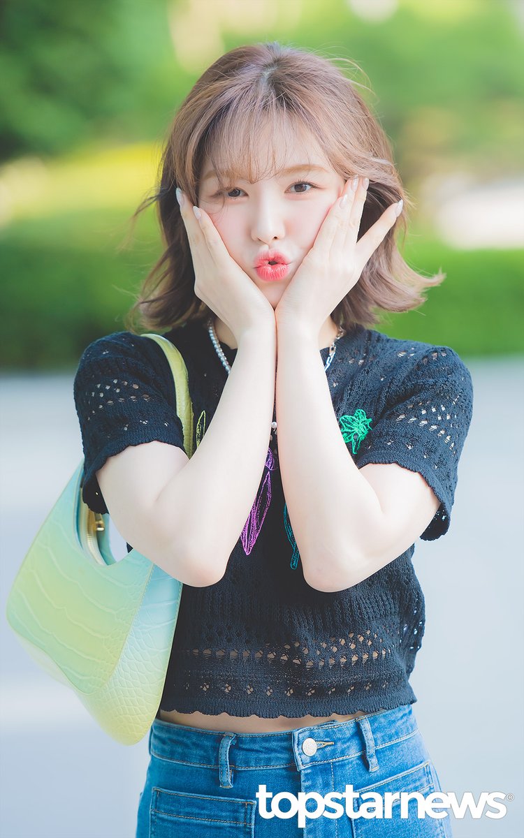 TSN_PHOTO's tweet photo. [HD포토] 레드벨벳 웬디, ‘웬디 꽃받침 특징’…‘왼손 검지만 삐져나옴’ (웬디의 영스트리트 출근길) #웬디 #Wendy #레드벨벳 #RedVelvet #영스트리트 #영스 #출근 #퇴근 #프리뷰 https://t.co/andHb2ANql <- Original Photo https://t.co/MKP1l7L4Sc