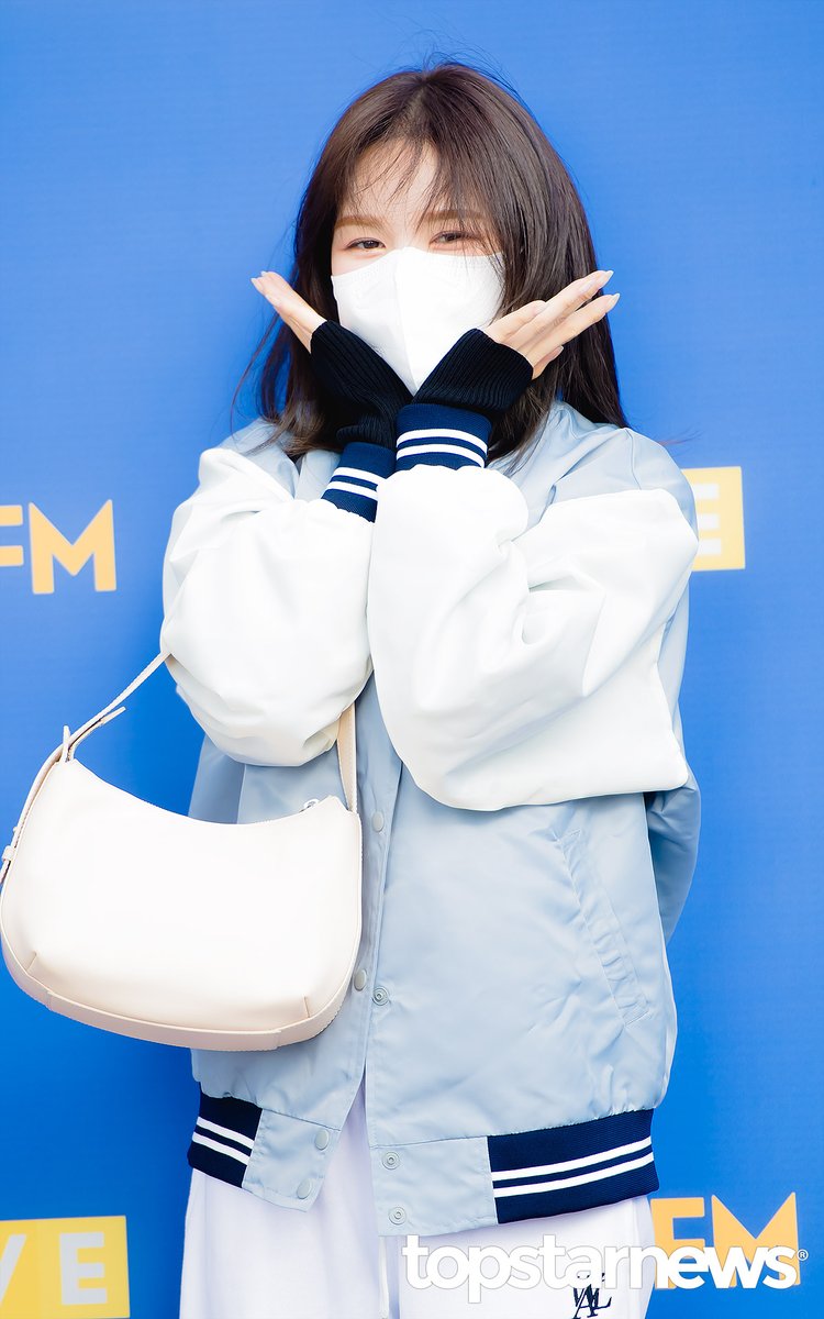 TSN_PHOTO's tweet photo. [HD포토] 레드벨벳 웬디, ‘웬디 꽃받침 특징’…‘왼손 검지만 삐져나옴’ (웬디의 영스트리트 출근길) #웬디 #Wendy #레드벨벳 #RedVelvet #영스트리트 #영스 #출근 #퇴근 #프리뷰 https://t.co/andHb2ANql <- Original Photo https://t.co/MKP1l7L4Sc