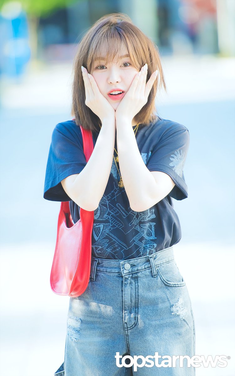 [HD포토] 레드벨벳 웬디, ‘웬디 꽃받침 특징’…‘왼손 검지만 삐져나옴’ (웬디의 영스트리트 출근길) #웬디 #Wendy #레드벨벳 #RedVelvet #영스트리트 #영스 #출근 #퇴근 #프리뷰 topstarnews.net/news/articleVi… <- Original Photo