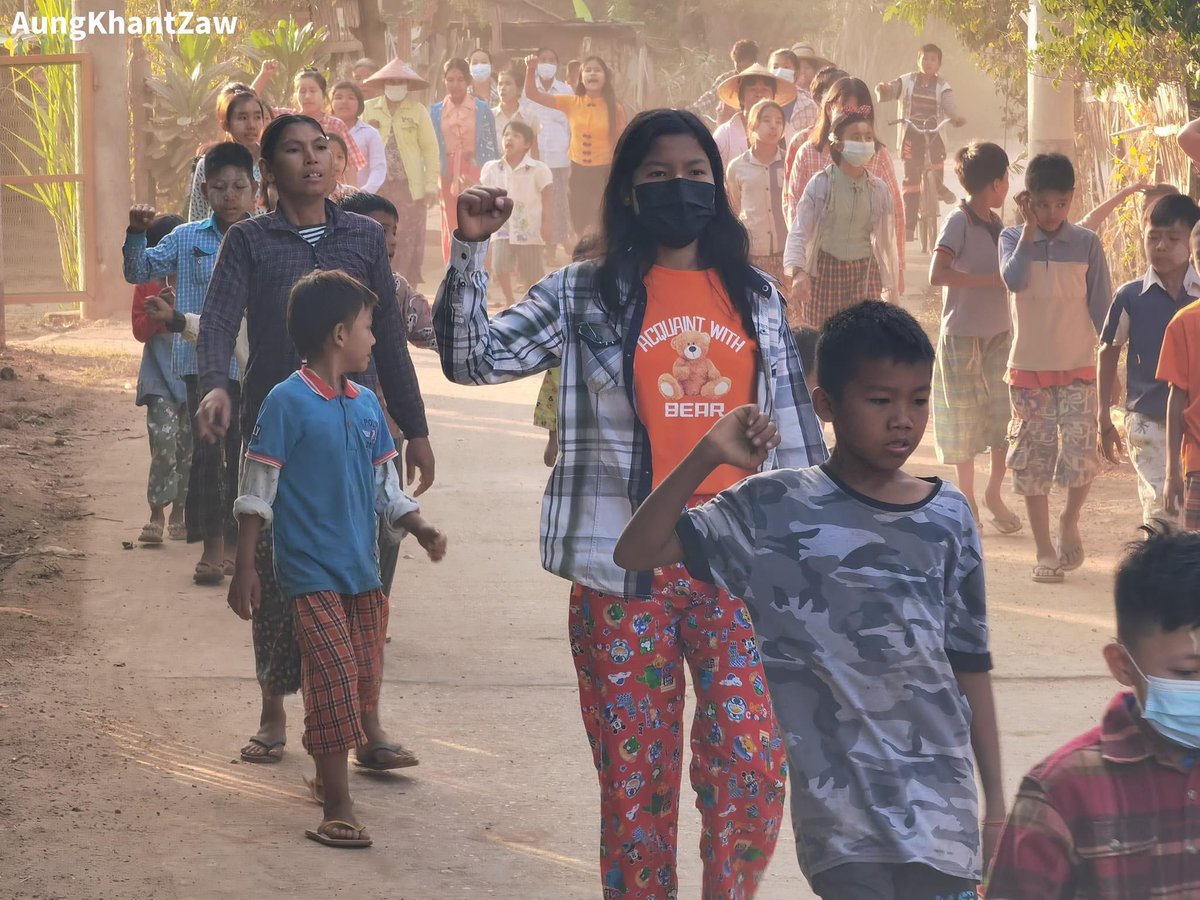 KYITHAR95368969's tweet photo. Pro-democracy residents from some villages of western bank of Chindwin River, #Sagaing regularly staged a marching strike to drive out the #MilitaryDictatorship on Jan2.

#WarCrimesOfJunta  
#2023Jan2Coup     
#WhatsHappeningInMyanmar https://t.co/AkBttLNpn3