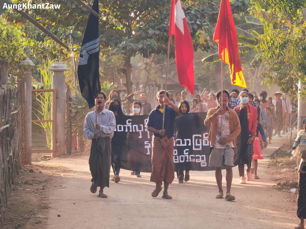 KYITHAR95368969's tweet photo. Pro-democracy residents from some villages of western bank of Chindwin River, #Sagaing regularly staged a marching strike to drive out the #MilitaryDictatorship on Jan2.

#WarCrimesOfJunta  
#2023Jan2Coup     
#WhatsHappeningInMyanmar https://t.co/AkBttLNpn3