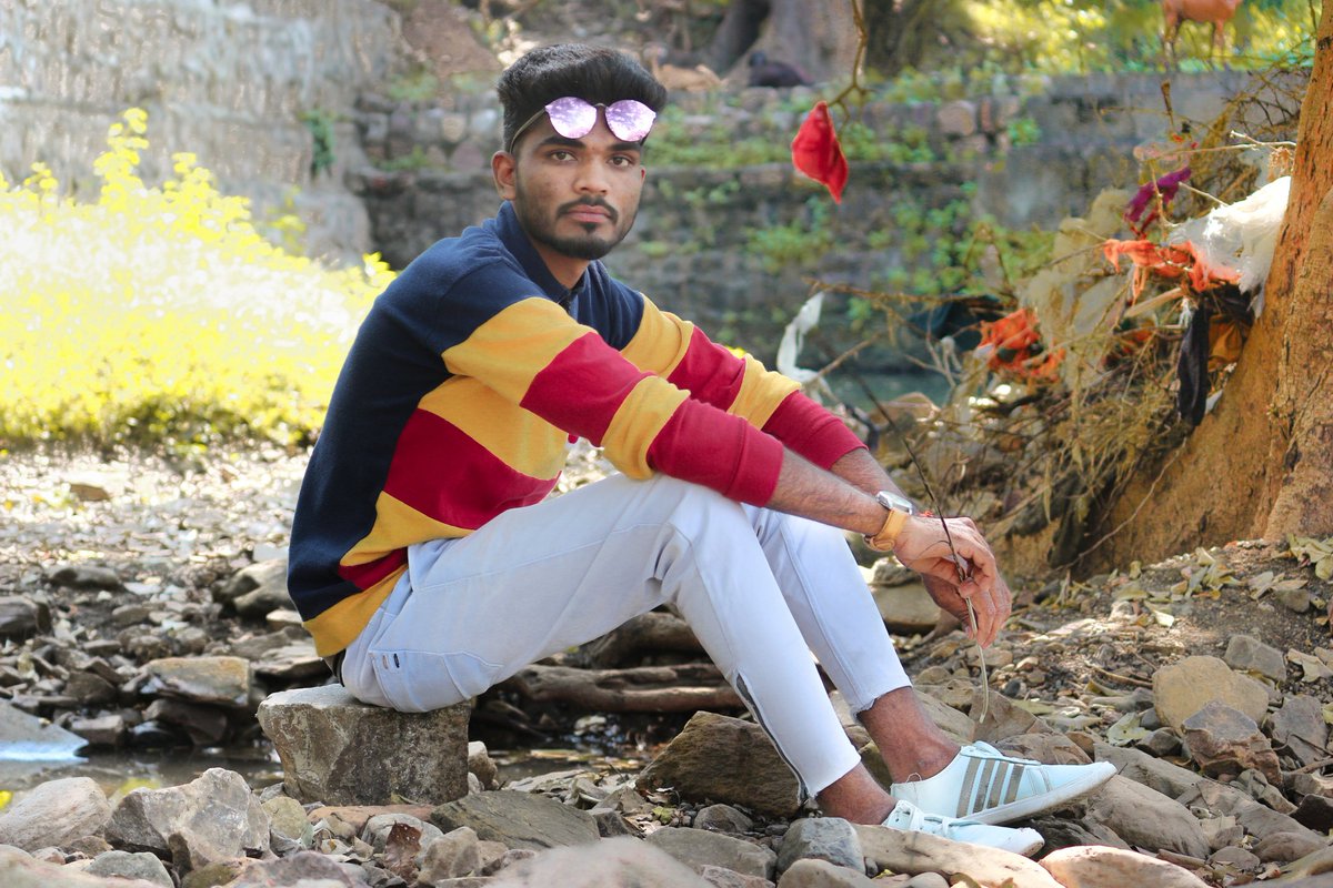 पसीने की स्याही से जो लिखते हैं अपने इरादों को,
उनकी किस्मत के पन्ने कभी कोरे नहीं करते ।
<a href="/ManishKishori17/">Manish Kishori 🌾आदिवासी 🏹</a>
