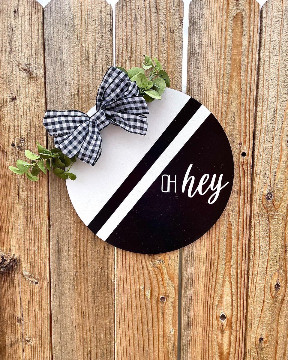 Last week I made these two 14” wood rounds for gifts for friends. #woodround #woodroundsign #doorsign #lastnamesign #ohhey #lastnamedoorsign #familynamesign #woodensign #woodensignsforthehome #woodsignsdecor #walldecor #blackandwhitedecor #farmhouse #farmhousedecor