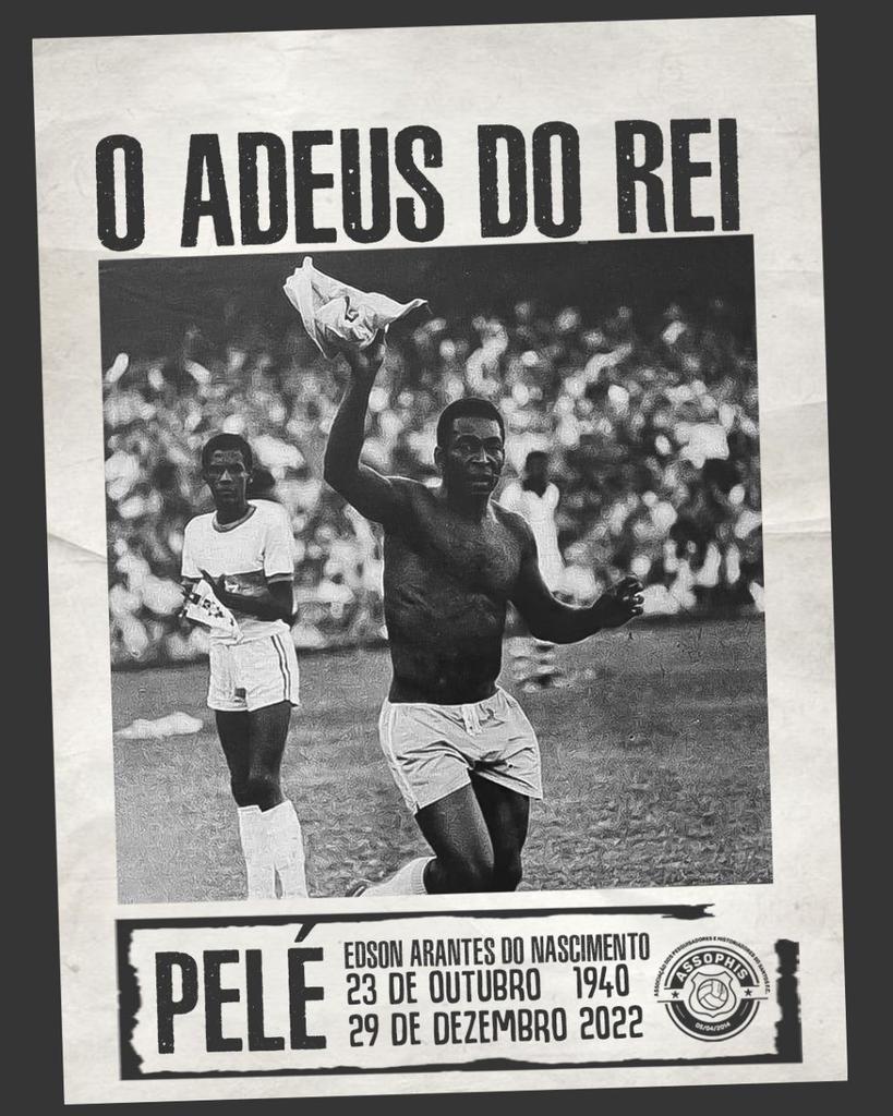 PeloSfc's tweet photo. Hoje é o dia de dizer até breve, agradecer ao Rei por nos ter dado o maior de todos os reinados, agradecer pelos 18 anos de glórias, pelos 1091 gols, pelas centenas de títulos, pelas vitórias inesquecíveis e incontáveis momentos fabulosos,
Obrigado por tudo Édson! https://t.co/Tetr8NfhZr