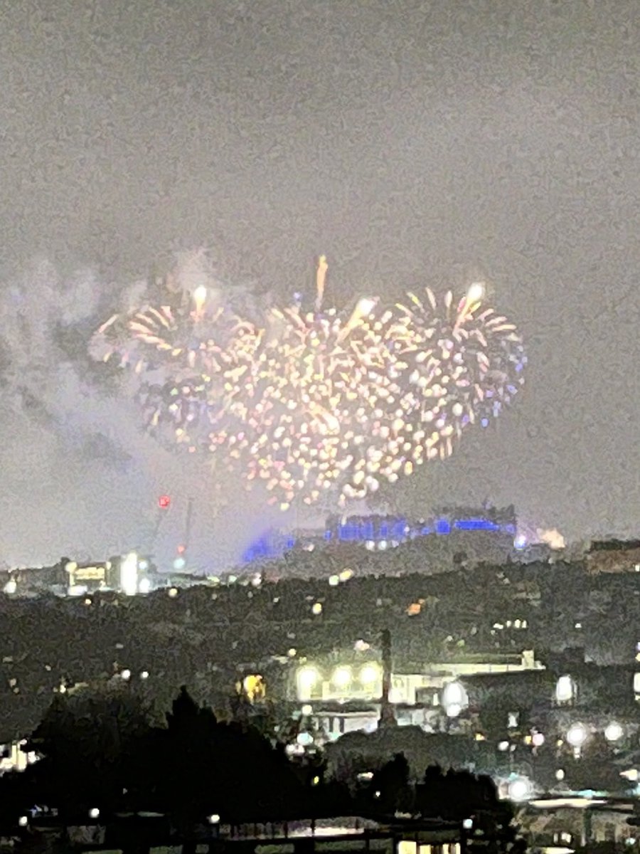 walllaa48's tweet photo. Edinburgh fireworks know which team will will today. C’mon the Hearts 🇱🇻❤️🇱🇻 https://t.co/Gu6LHv7Znc