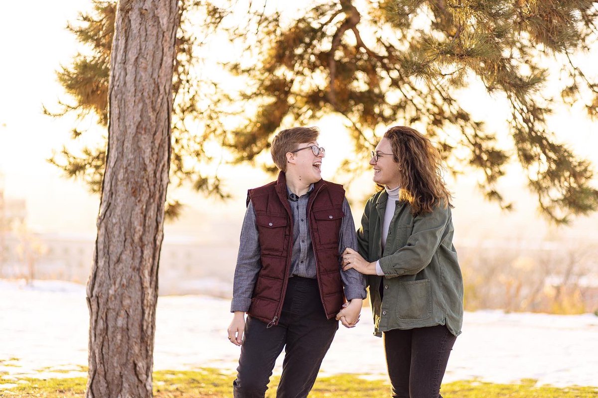 Congratulations, ya lovebirds 🥹 Thank you for bearing with the weather - it made for a beautiful engagement session with the two of you. May your 2023 be merry and bright 💕