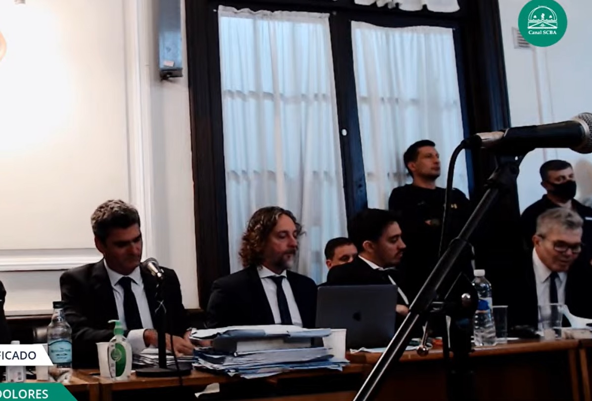 mauroszeta's tweet photo. 🚨 JUICIO POR EL CRIMEN DE FERNANDO: HABLA BURLANDO 
- "Acordaron y planearon matar a Fernando"
- "Fue una ejecución. Le pegaron hasta matarlo"
- "Esperaron a que se vaya la policía para darle la golpiza"
- "Armaron un cerco humano para que nadie ayude a la víctima" https://t.co/YGfPopeAb6