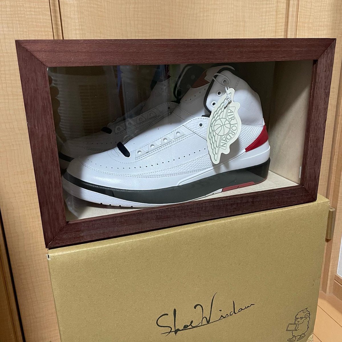 rider_mayuge's tweet photo. 元旦から届いたこちら💁♂️
ヒツジウッドファクトリーさんの羊福木箱📦
コースターもう一個欲しいと思ってたので嬉しい😊
てか、ShoeWindowって大当たりじゃね🎯
ありがたや🙏
早速AJ2Chicago入れてみた💡
2023年幸先いい✨
#hitsujiwoodfactory #ヒツジウッドファクトリー #羊福木箱 #shoewindow https://t.co/wl1VM1y2zh
