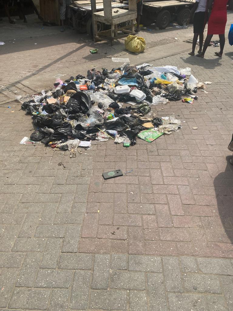 NayramAseye's tweet photo. I took these photos today
Accra central was left like this on the 31st Dec 2022
It's January 2nd 2023 and this is what it is
#getabin
#operationcleanyourfrontage
@ZoomlionLtd
@upprghana
@Henquartey
@mswrgovgh
@metrotvgh https://t.co/wgNcl5p3Lh