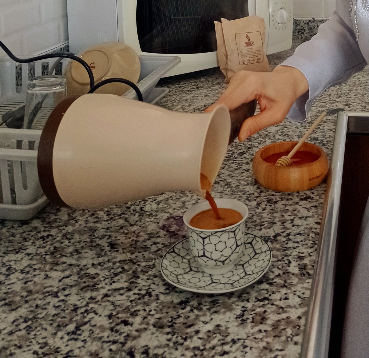 pedagogfilozof's tweet photo. Bu kahve damat kahvesi değil,damattan önce dosta yapılmış ballı kahve 😍 
Ciğerim @sinifcipapatya 💐 https://t.co/R8Dtpl2AuX