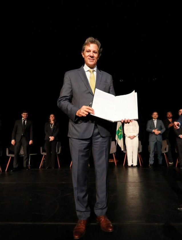 Haddad_Fernando's tweet photo. Chega o dia em que o Brasil retoma seu merecido lugar na história das democracias. O governo retorna ao seu legítimo dono: o povo brasileiro. Não nos sentiremos mais ameaçados naquilo que nos é mais caro: nossa liberdade. Obrigado Presidente @LulaOficial.
📷 Washington Costa https://t.co/xJsCxJckNM