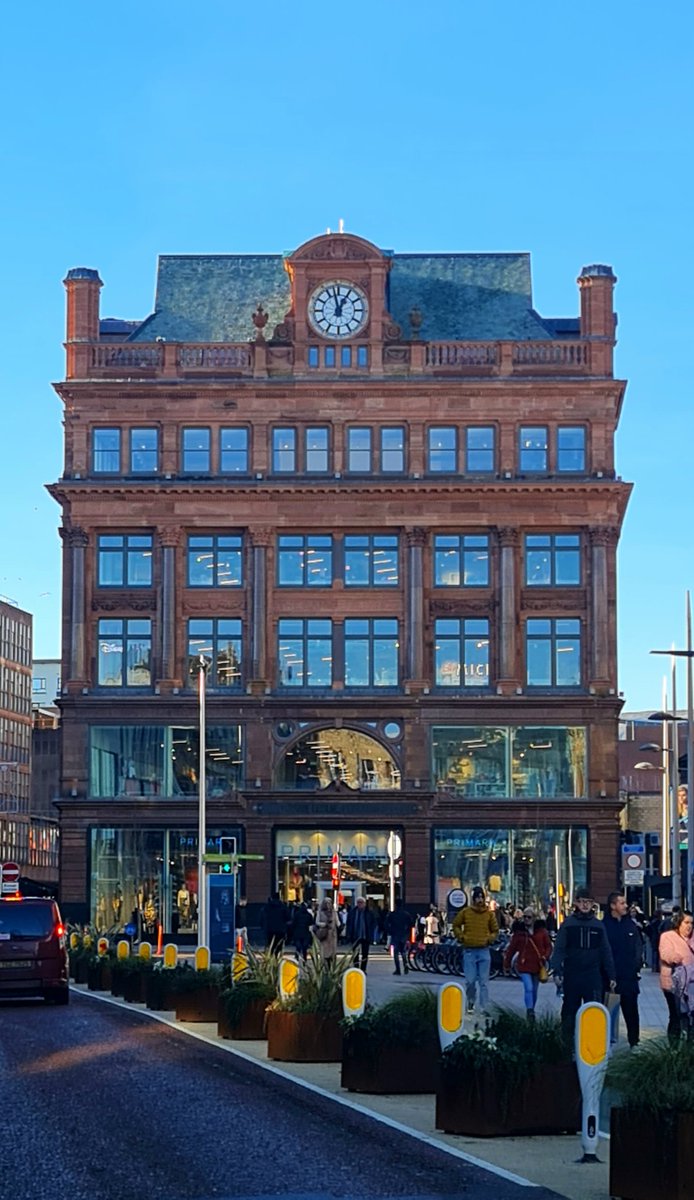 rhonkey's tweet photo. #BankBuildings #Primark #Belfast
- love this building! https://t.co/aPslA5UUX0