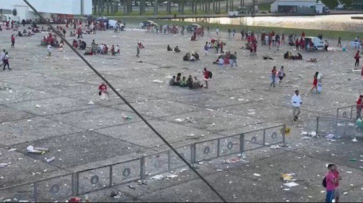Priscillaanjo10's tweet photo. @LulaOficial Desleixo foi o que os seus eleitores deixou ontem na sua" posse" bando de porcos, lixo pra todo canto ! A praça dos 3 poderes virou lixao a céu aberto. Em 61 dias de manifestações de patriotas nunca ficou assim, em algumas horas de seu espetáculo de horror 🤮 https://t.co/7AL43vz7EH