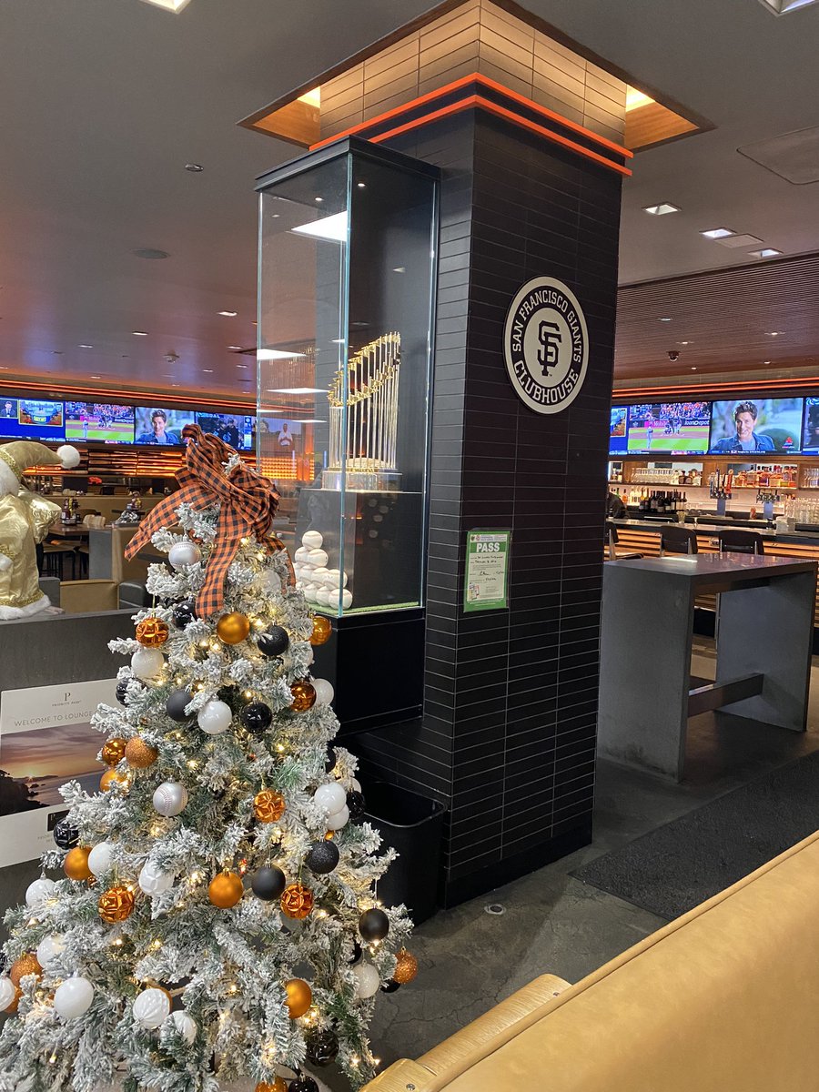 HOFprez's tweet photo. When you win three in five years, might as well put one in the airport. #ProbablyAReplica #StillPrettyCool #SFGiants https://t.co/jlc3yIpR9k