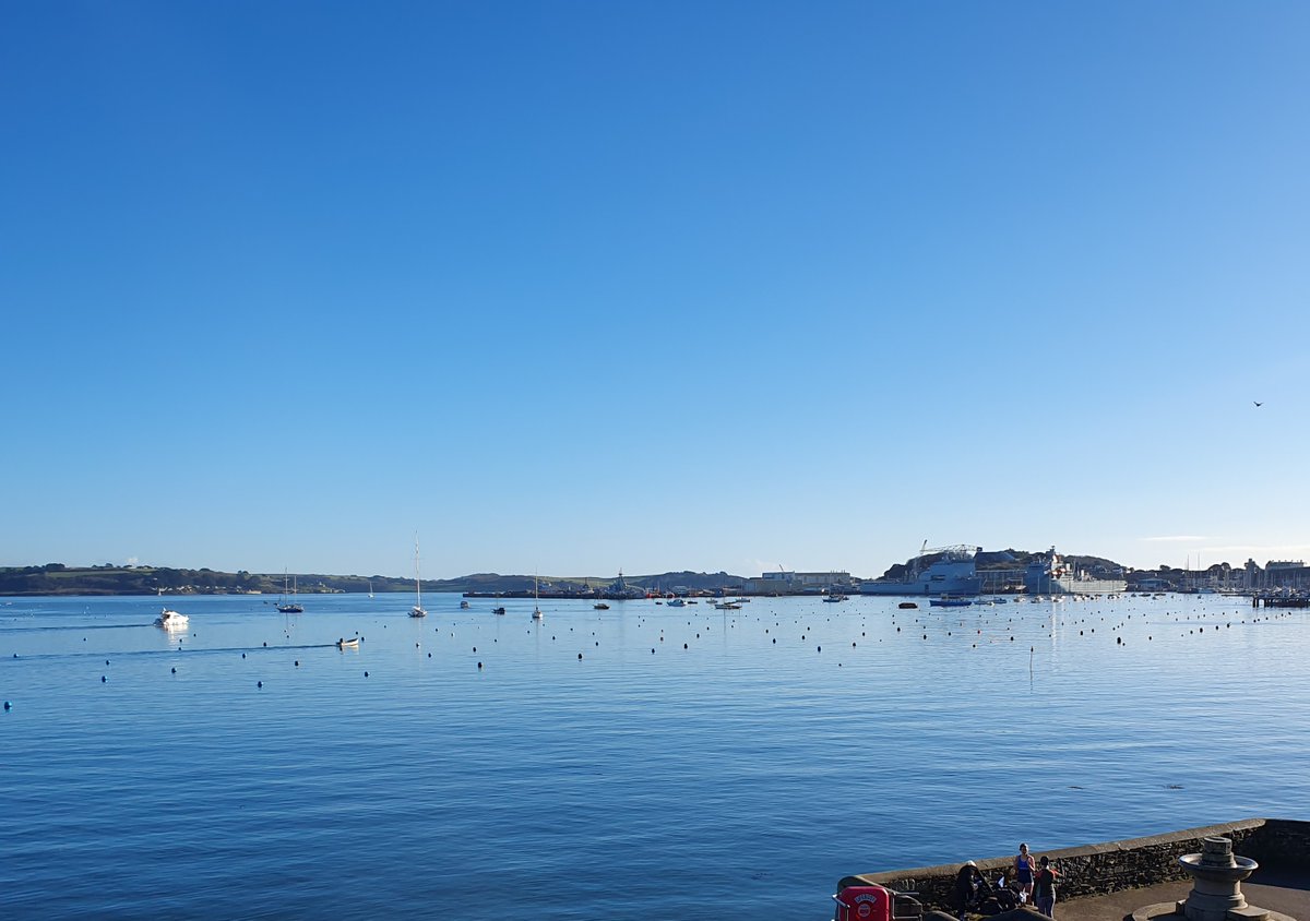 Gorgeous day in <a href="/FalmouthTownUK/">#loveFalmouth</a>. Blue skies and sparkling blue sea. 😀