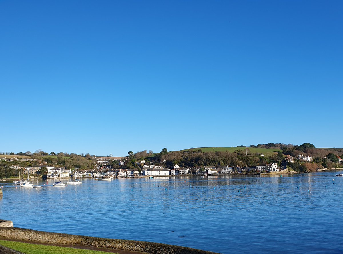 PennyPhillips2's tweet photo. Gorgeous day in @FalmouthTownUK. Blue skies and sparkling blue sea. 😀 https://t.co/lNh7z1gzzK