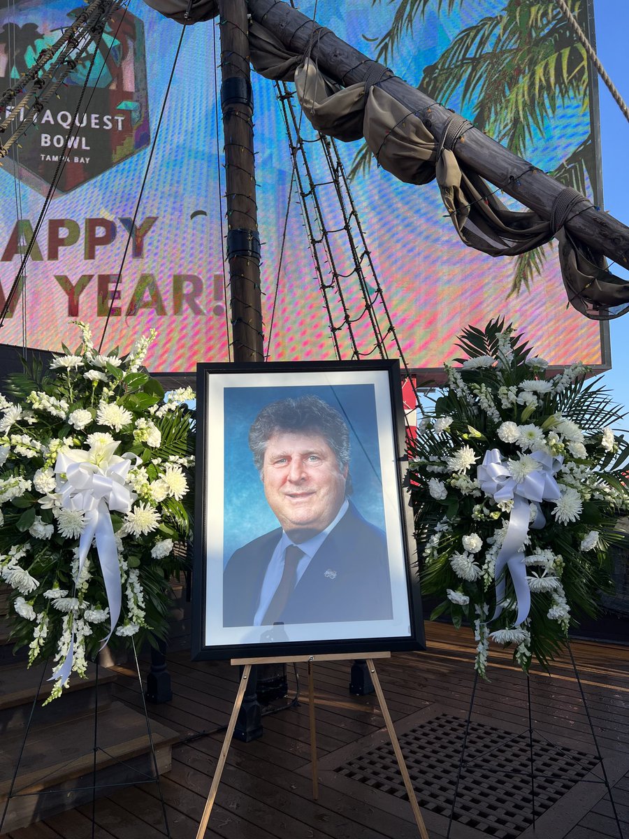 Brett_McMurphy's tweet photo. Such a very cool &amp; 1st class gesture by ⁦⁦@ReliaQuestBowl⁩ to honor Mike Leach w/flower arrangement on the pirate ship &amp; name on field at today’s ⁦game b/w ⁦@HailStateFB⁩ &amp; ⁦@IlliniFootball⁩ #RIPMikeLeach https://t.co/CTOYMUSNaJ