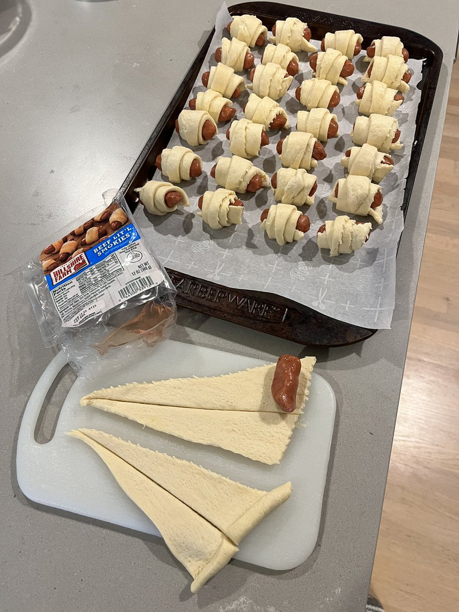 melanieross's tweet photo. @HillshireFarm Would be awesome if you guys could put 32 lit’l smokies in a package so our pigs in a blanket can be complete! https://t.co/VvMRoi73lQ